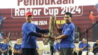 Penyerahan Piala Bergilir Rektor Cup oleh Dekan Fakultas Ilmu Sosial dan Politik (kanan) kepada Wakil Rektor 3 Universitas Muhammadiyah Malang (kiri). (ws11) - UMM Kembangkan 1.200 Potensi Mahasiswa dalam Gelaran Rektor Cup 2024