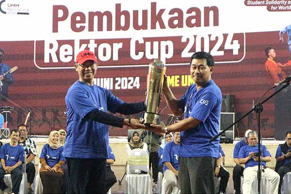 Penyerahan Piala Bergilir Rektor Cup oleh Dekan Fakultas Ilmu Sosial dan Politik (kanan) kepada Wakil Rektor 3 Universitas Muhammadiyah Malang (kiri). (ws11) - UMM Kembangkan 1.200 Potensi Mahasiswa dalam Gelaran Rektor Cup 2024