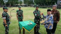 Penyerahan piagam penghargaan dari Pangdam V/Brawijaya kepada Bupati Situbondo yang diserahkan oleh Inspektur Upacara, Danrem 083/Bdj Kolonel Inf Setyo Wibowo, S.I.P., M.Sos. (ist) - TMMD ke-120 Terus Memberikan Manfaat untuk Membangun Negeri