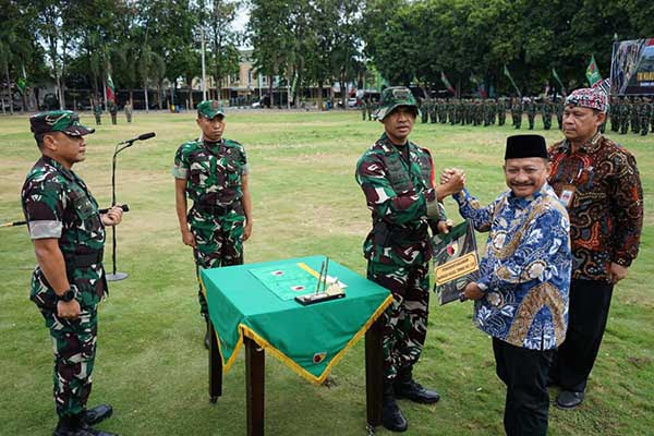 Penyerahan piagam penghargaan dari Pangdam V/Brawijaya kepada Bupati Situbondo yang diserahkan oleh Inspektur Upacara, Danrem 083/Bdj Kolonel Inf Setyo Wibowo, S.I.P., M.Sos. (ist) - TMMD ke-120 Terus Memberikan Manfaat untuk Membangun Negeri