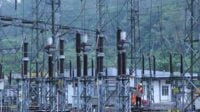 Petugas PLN berupaya segera memperbaiki masalah transmisi. (ist) - Transmisi SUTT 275 kV Linggau-Lahat Bermasalah, Nyaris Semua Daerah di Sumatera Gelap
