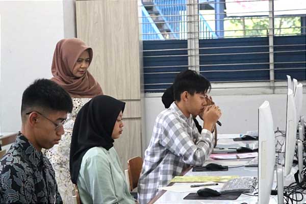 Petugas mengawasi ketat peserta ujian Jalur Mandiri Konsorsium Polinema 2024. (ist) - Ribuan Peserta Berebut Jalur Mandiri Konsorsium Polinema 2024