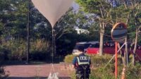 Pihak kepolisian Korea Selatan saat membersihkan sampah dan puing balon. (ist) - Serang Balik, Pembelot Siap Kirim Balon Berisi USB Drakor ke Korut