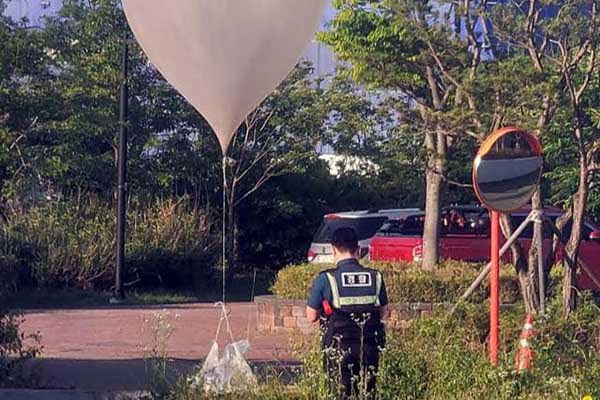 Pihak kepolisian Korea Selatan saat membersihkan sampah dan puing balon. (ist) - Serang Balik, Pembelot Siap Kirim Balon Berisi USB Drakor ke Korut