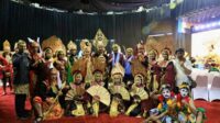 Pj Wali Kota Malang, Dr Ir Wahyu Hidayat MM bersama seniman Parade Pradnyaparamita ing Malang. (ist) - Pj Wali Kota Apresiasi Parade Pradnyaparamita ing Malang Pukau Peserta Apeksi 2024