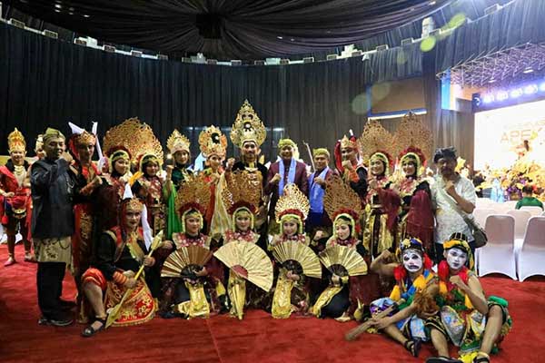 Pj Wali Kota Malang, Dr Ir Wahyu Hidayat MM bersama seniman Parade Pradnyaparamita ing Malang. (ist) - Pj Wali Kota Apresiasi Parade Pradnyaparamita ing Malang Pukau Peserta Apeksi 2024