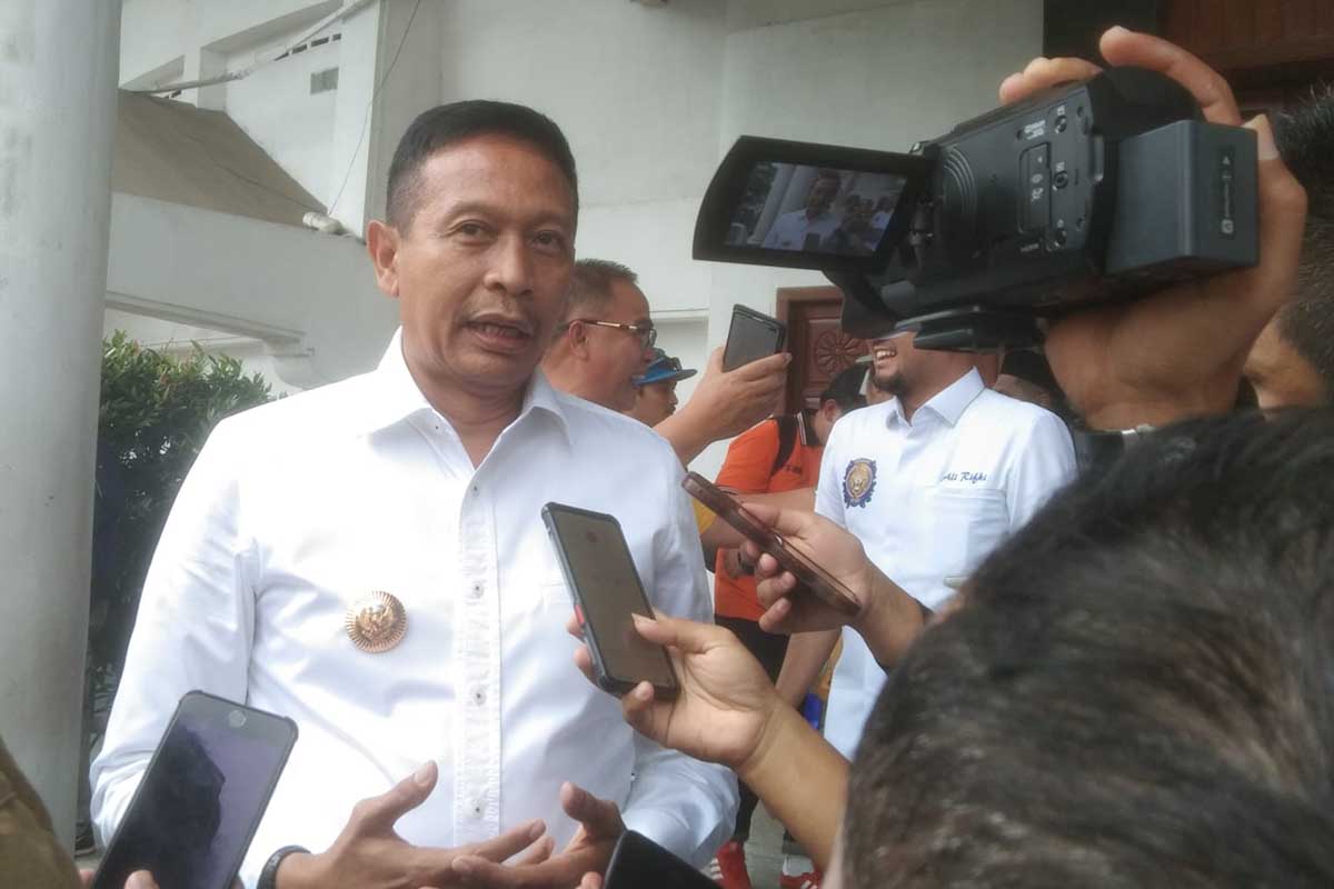 Pj Wali Kota Malang, Dr Ir Wahyu Hidayat MM menjawab awak media. (ws11) - Munas Aremania Utas, Ovan Tobing: Jangan Terulang Lagi
