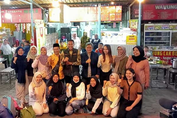 Pj Wali Kota Malang ajak wisatawan asal Semarang jelajahi Kota Malang. (afi) - Tinjau Sentra Kuliner Halal Pujasera Sriwijaya, Pj Wali Kota Malang Pastikan Fasilitas dan Sertifikasi Halalnya