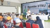 Pj Wali Kota Malang berinteraksi bersama warga dalam NGOMBE STMJ. (diskominfo) - Pj Wali Kota Malang Beserta Jajaran Gayeng dan Sehat Bersama Warga dalam NGOMBE STMJ