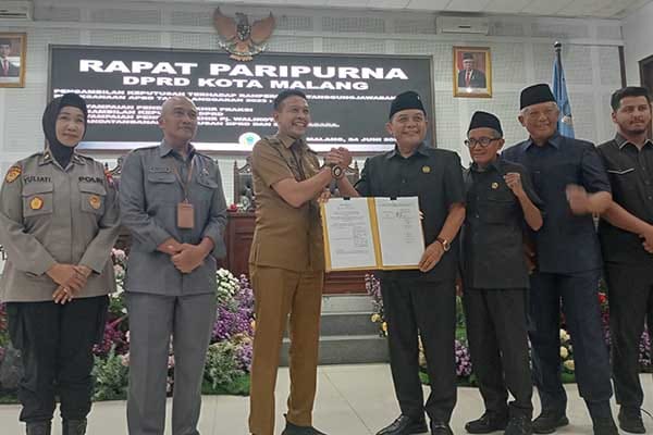 Pj Wali Kota Malang bersama DPRD tandatangani keputusan DPRD dan berita acara. (afi) - Pj Wali Kota Malang Sampaikan Pendapat Akhir, Seluruh Fraksi DPRD Setujui Ranperda Pertanggungjawaban APBD 2023