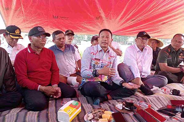 Pj Wali Kota Malang mengobrol bersama petani dan siap membantu para petani. (afi) - Berikan Bantuan, Pj Wali Kota Malang Berharap Poktan Tetap Setia Mempertahankan Lahannya