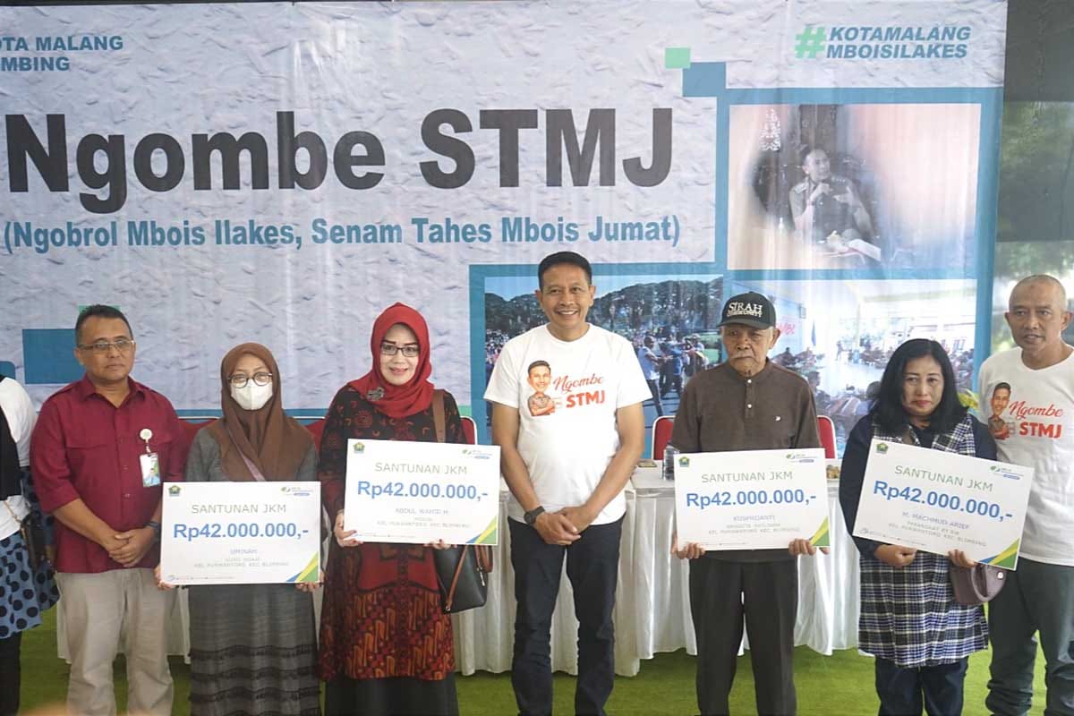 Pj Wali Kota Malang menyerahkan simbolis manfaat klaim jaminan kematian kepada empat ahli waris. (diskominfo) - Pj Wali Kota Malang Beserta Jajaran Gayeng dan Sehat Bersama Warga dalam NGOMBE STMJ