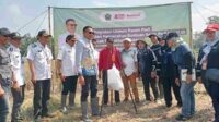 Pj Wali Kota Malang saat menimbang hasil ubinan padi. (afi) - Berikan Bantuan, Pj Wali Kota Malang Berharap Poktan Tetap Setia Mempertahankan Lahannya