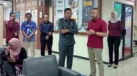 Pj Wali Kota Malang saat meninjau fasilitas dan proses pengurusan paspor di kantor Imigrasi kelas I TPI Malang. (afi) - Pj Wali Kota Siap Berikan Lahan untuk Meningkatkan Pelayanan Kantor Imigrasi Kelas I TPI Malang