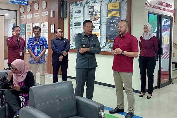 Pj Wali Kota Malang saat meninjau fasilitas dan proses pengurusan paspor di kantor Imigrasi kelas I TPI Malang. (afi) - Pj Wali Kota Siap Berikan Lahan untuk Meningkatkan Pelayanan Kantor Imigrasi Kelas I TPI Malang