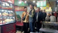 Pj Wali Kota Malang tinjau langsung sentra kuliner halal Pujasera Sriwijaya. (afi) - Tinjau Sentra Kuliner Halal Pujasera Sriwijaya, Pj Wali Kota Malang Pastikan Fasilitas dan Sertifikasi Halalnya