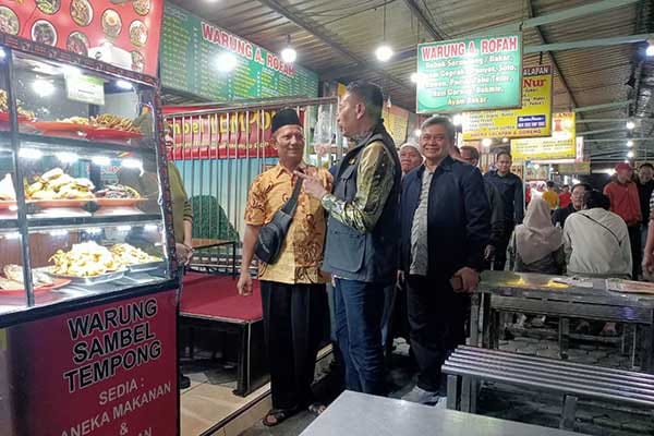 Pj Wali Kota Malang tinjau langsung sentra kuliner halal Pujasera Sriwijaya. (afi) - Tinjau Sentra Kuliner Halal Pujasera Sriwijaya, Pj Wali Kota Malang Pastikan Fasilitas dan Sertifikasi Halalnya