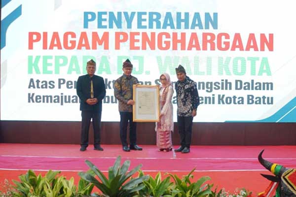 Pj. Wali Kota Batu menerima Penghargaan dari Dewan Kesenian Kota Batu. (ist) - Batu Culture Festival 2024 Sukses Hadirkan Berbagai Pertunjukan Seni Khas Kota Batu
