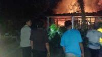 Polisi saat mendatangi TKP kebakaran di Kecamatan Jombang, Jember. (ist) - Remaja Gangguan Jiwa Bakar Kasur, Rumah di Jember Hangus Terbakar
