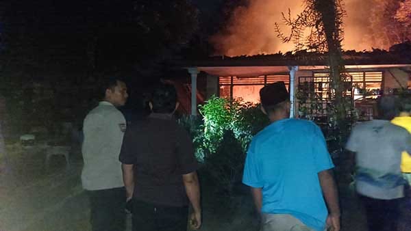 Polisi saat mendatangi TKP kebakaran di Kecamatan Jombang, Jember. (ist) - Remaja Gangguan Jiwa Bakar Kasur, Rumah di Jember Hangus Terbakar