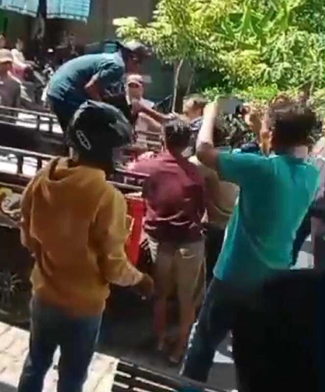 Polisi saat mengevakuasi korban untuk dibawa ke IGD RSUD dr. Abdoer Rahem Situbondo. (Seru.co.id/mam) - Pria di Situbondo Bacok Teman Kerja 7 Kali Hingga Kritis, Akibat Kesal Sering Cekcok