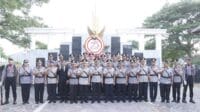 Polres Situbondo melaksanakan upacara ziarah dan tabur bunga di Taman Makam Pahlawan (TMP) Kabupaten Situbondo, Senin (24/6/2024). (Seru.co.id/mam) - Peringati Hari Bhayangkara ke-78, Polres Situbondo Gelar Ziarah dan Tabur Bunga di TMP