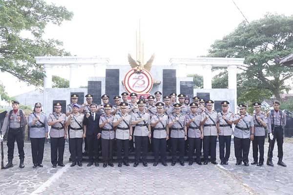 Polres Situbondo melaksanakan upacara ziarah dan tabur bunga di Taman Makam Pahlawan (TMP) Kabupaten Situbondo, Senin (24/6/2024). (Seru.co.id/mam) - Peringati Hari Bhayangkara ke-78, Polres Situbondo Gelar Ziarah dan Tabur Bunga di TMP