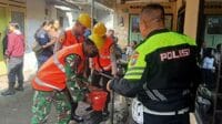 Program, bedah rumah untuk memperingati Hari Bhayangkara ke-78. (ist) - Koramil 0833/Sukun dan Polsek Sukun Saling Membahu Lakukan Bedah Rumah