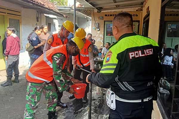 Program, bedah rumah untuk memperingati Hari Bhayangkara ke-78. (ist) - Koramil 0833/Sukun dan Polsek Sukun Saling Membahu Lakukan Bedah Rumah