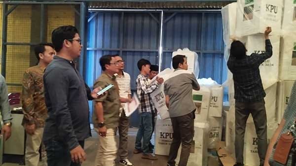 Proses Pemindahan Kotak Suara KPU Pamekasan. (Seru.co.id/udi) - KPU Jatim dan KPU Pamekasan Pindahkan Kotak Surat Suara ke Polda