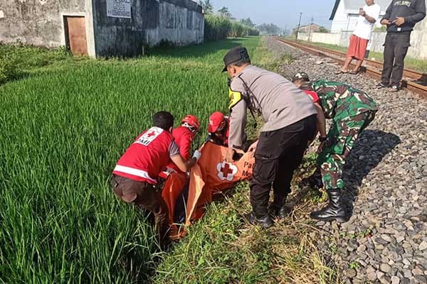 Proses evakuasi korban Laka kereta api di Kecamatan Pakisaji. (ist) - Diduga Bunuh Diri, Pria Asal Kediri Berbaring Diatas Rel Kereta Api hingga Terlindas