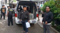 Proses evakuasi korban di Kecamatan Kedungkandang. (ist) - Hidup Seorang Diri, Pensiunan PNS di Kedungkandang Ditemukan Tewas Membusuk di Rumahnya