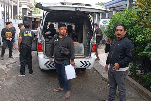 Proses evakuasi korban di Kecamatan Kedungkandang. (ist) - Hidup Seorang Diri, Pensiunan PNS di Kedungkandang Ditemukan Tewas Membusuk di Rumahnya