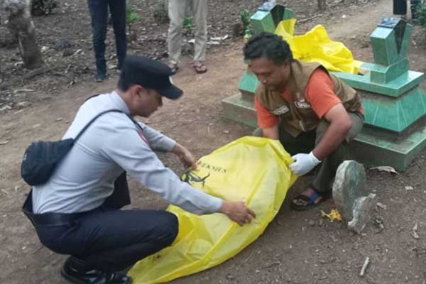 Proses evakuasi mayat bayi di TPU Desa Palaan Ngajum. (ist) - Mayat Bayi Beserta Secarik Pesan Ditemukan di TPU Desa Palaan Ngajum