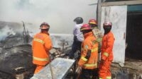 Proses pemadaman api. (ist) - Lalai Saat Bakar Sampah Tempat Usaha Loak Terbakar, Kerugian Ditaksir Ratusan Juta Rupiah
