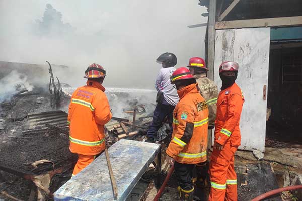 Proses pemadaman api. (ist) - Lalai Saat Bakar Sampah Tempat Usaha Loak Terbakar, Kerugian Ditaksir Ratusan Juta Rupiah