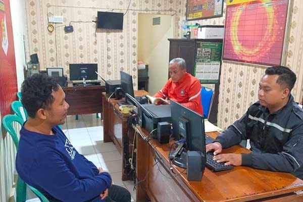 Proses pemeriksaan pelaku penganiayaan kucing oleh petugas kepolisian. (ist) - Polres Malang Tetapkan Pria Asal Lampung sebagai Tersangka Pemaku Kucing di Pohon
