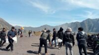 Peringati Hari Lingkungan Hidup 2024, Ratusan Orang Bersihkan Sampah di Gunung Bromo