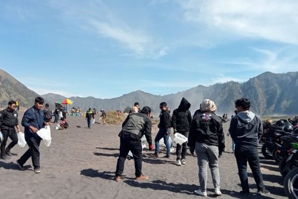Peringati Hari Lingkungan Hidup 2024, Ratusan Orang Bersihkan Sampah di Gunung Bromo