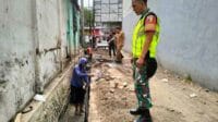 Proyek pembangunan drainase di Kelurahan Ardirejo, Kecamatan Panji, Kabupaten Situbondo, Jawa Timur, Senin (24/6/2024). (Seru.co.id/mam) - Tiga Pilar Kelurahan Ardirejo, Tinjau Pembangunan Drainase