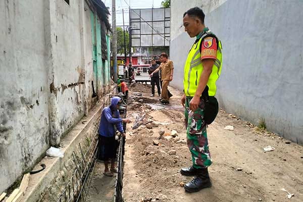 Proyek pembangunan drainase di Kelurahan Ardirejo, Kecamatan Panji, Kabupaten Situbondo, Jawa Timur, Senin (24/6/2024). (Seru.co.id/mam) - Tiga Pilar Kelurahan Ardirejo, Tinjau Pembangunan Drainase
