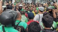 Puluhan driver Ojol yang menyerbu Opang di depan Stasiun Jember. (ist) - Tak Terima Temannya Ditegur, Puluhan Driver Ojol Serbu Opang di Depan Stasiun Jember