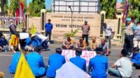 Puluhan massa PMII menuntut petugas Polres Situbondo agar menindak tegas tambang liar di Kabupaten Situbondo. (Seru.co.id/aza) - Puluhan Massa Aksi PMII Situbondo Unjuk Rasa Minta Polisi TindakTegas Mafia Tambang
