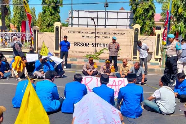 Puluhan massa PMII menuntut petugas Polres Situbondo agar menindak tegas tambang liar di Kabupaten Situbondo. (Seru.co.id/aza) - Puluhan Massa Aksi PMII Situbondo Unjuk Rasa Minta Polisi TindakTegas Mafia Tambang