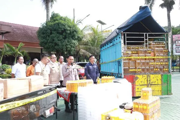Raih Omzet Ratusan Juta, Dua Orang Pengemas Migor Ilegal jadi Tersangka