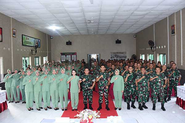 Saat Danrem 083/Bdj, Kolonel Inf Setyo Wibowo, SIP, M.Sos didampingi Ketua Persit Kartika Chandra Kirana Koorcabrem 083 PD V/Brawijaya, Ny. Ria Setyo Wibowo melakukan kunjungan kerja ke Kodim 0823/Situbondo. (ist) - Danrem 083/Bdj Lakukan Kunjungan Kerja ke Kodim 0823 Situbondo