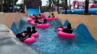 Saat pengunjung menikmati wahana baru Maui Wave Rider di Hawai Waterpark Malang. (wul) - Maui Wave Rider Wahana Baru di Hawai Waterpark Malang Yang Seru