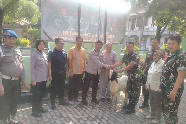 Saat proses penyerahan hewan kurban satu ekor kambing dari Polsek Sukun ke Koramil Sukun. (ist) - Koramil 0833/Sukun Dipercaya Polsek Sukun untuk Distribusikan Hewan Kurbannya