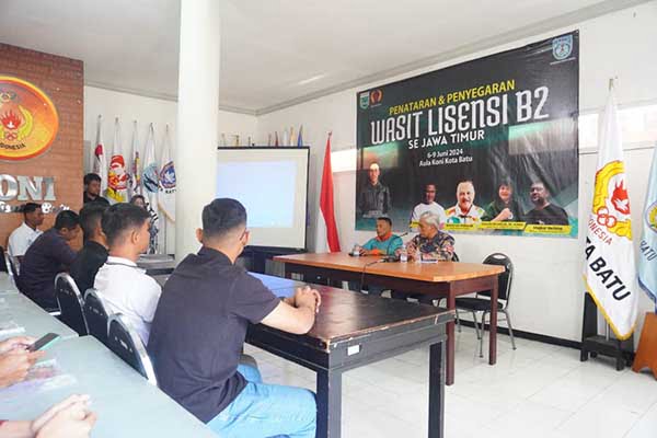 Sambutan Kadindik Batu dalam pembukaan Penataran dan Penyegaran Wasit Lisensi B2. (ist) - Kota Batu Jadi Tuan Rumah Penataran dan Penyegaran Wasit Lisensi B2 se-Jawa Timur