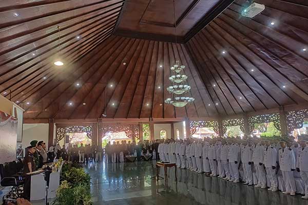 Serah terima SK jabatan yang berlangsung di Pendopo Kabupaten Pamekasan. (Seru.co.id/udi) - 159 Kepala Desa se Pamekasan Terima SK Perpanjangan Masa Jabatan